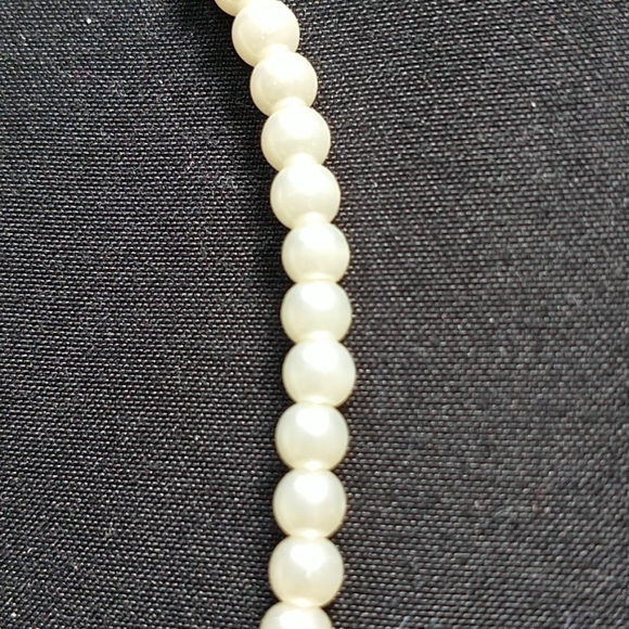 Faux pearl necklace - Picture 2 of 2